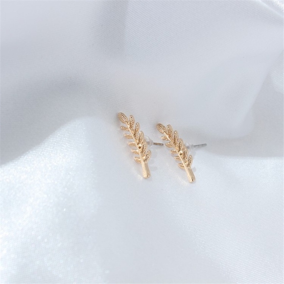 Feather shape earrings - Picture 2 of 3